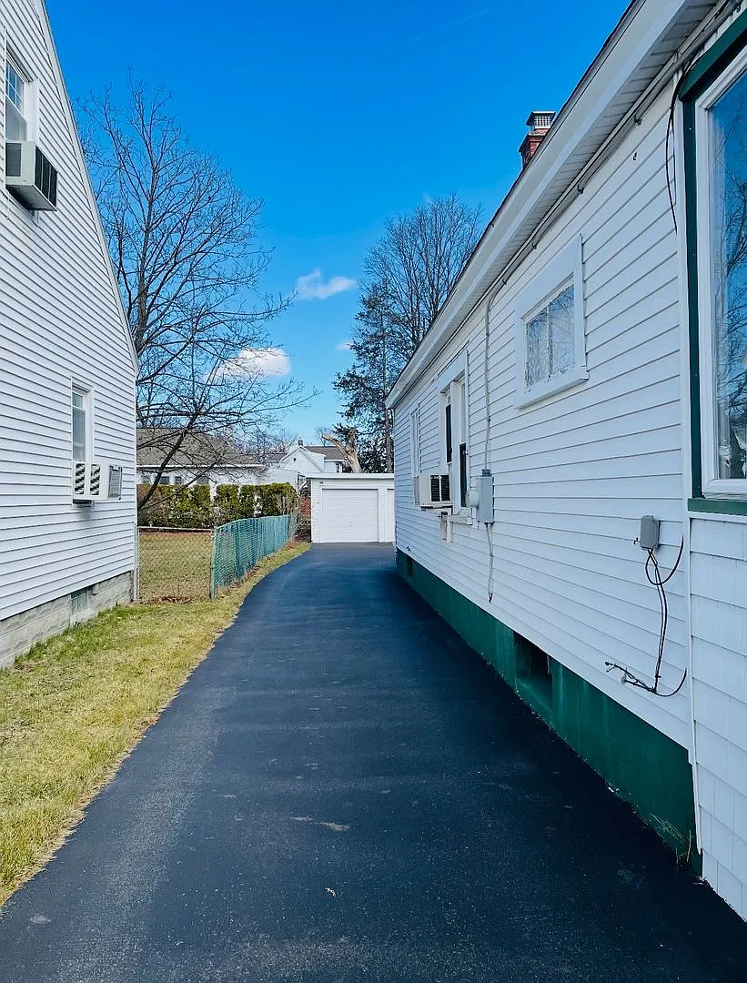 Building Photo - 909 Vischer Ave