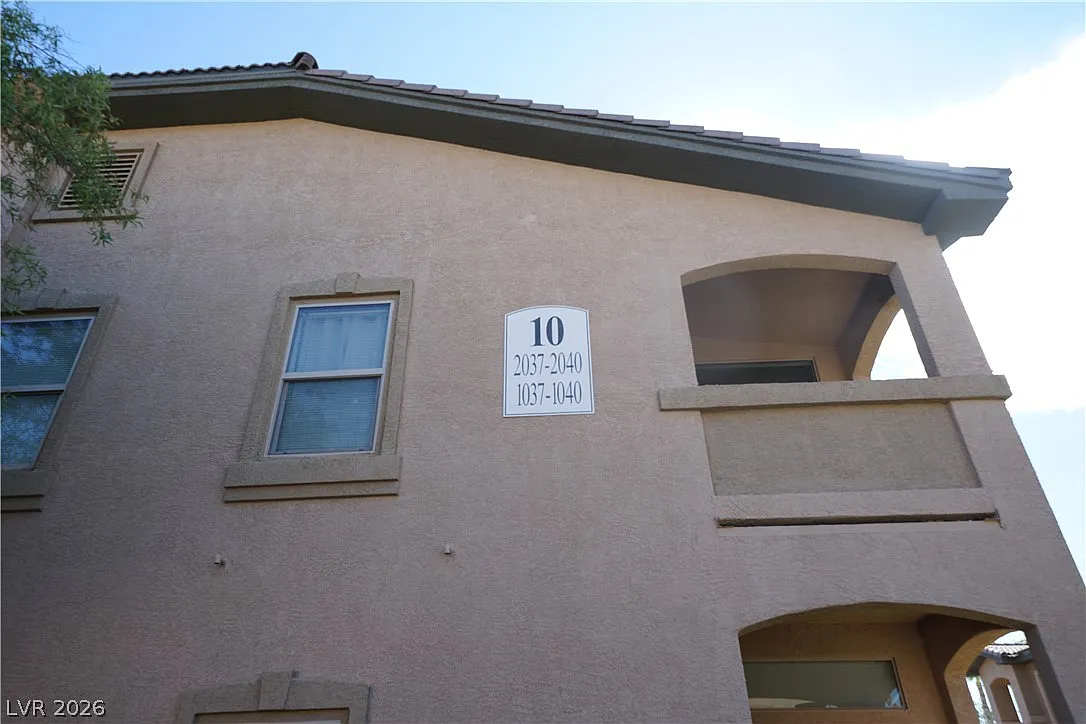 2 bed, 2.0 bath, 1070 sqft, $1,595 — Photo 2