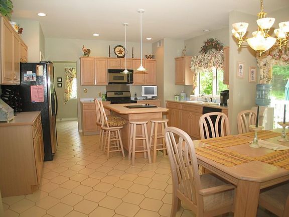 Gourmet Kitch w/Breakfast Area