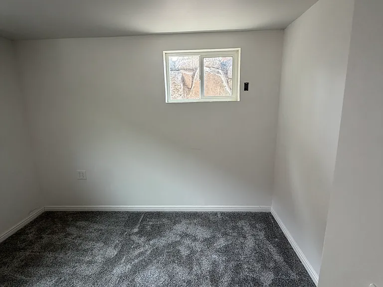 943 Crestwood Rd — Photo 8