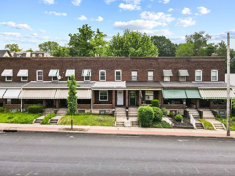 Nestled along Allegheny River Boulevard, the main street with side walks leading to the shopping district. Walk to parks, river walk, Carnegie Library, Yoga Studio's, restaurants, Bakery, Deli, Brewery, and more.
