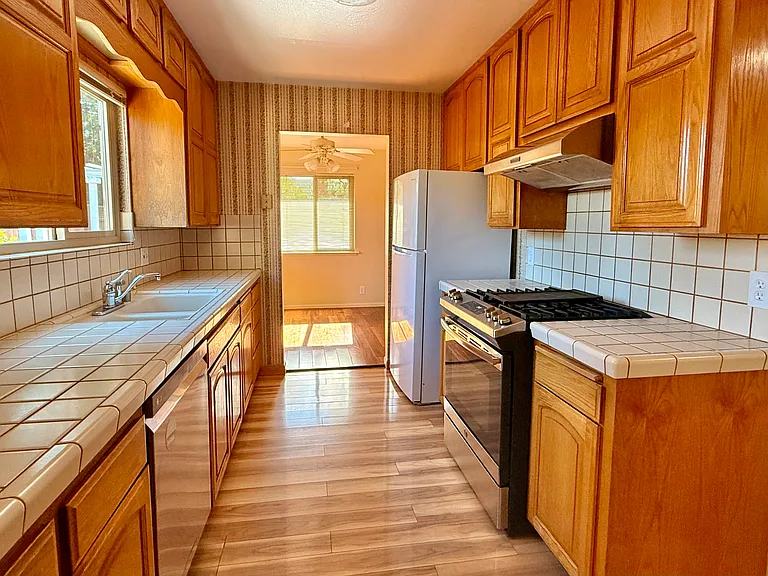 219 Grove Ave — Photo 12