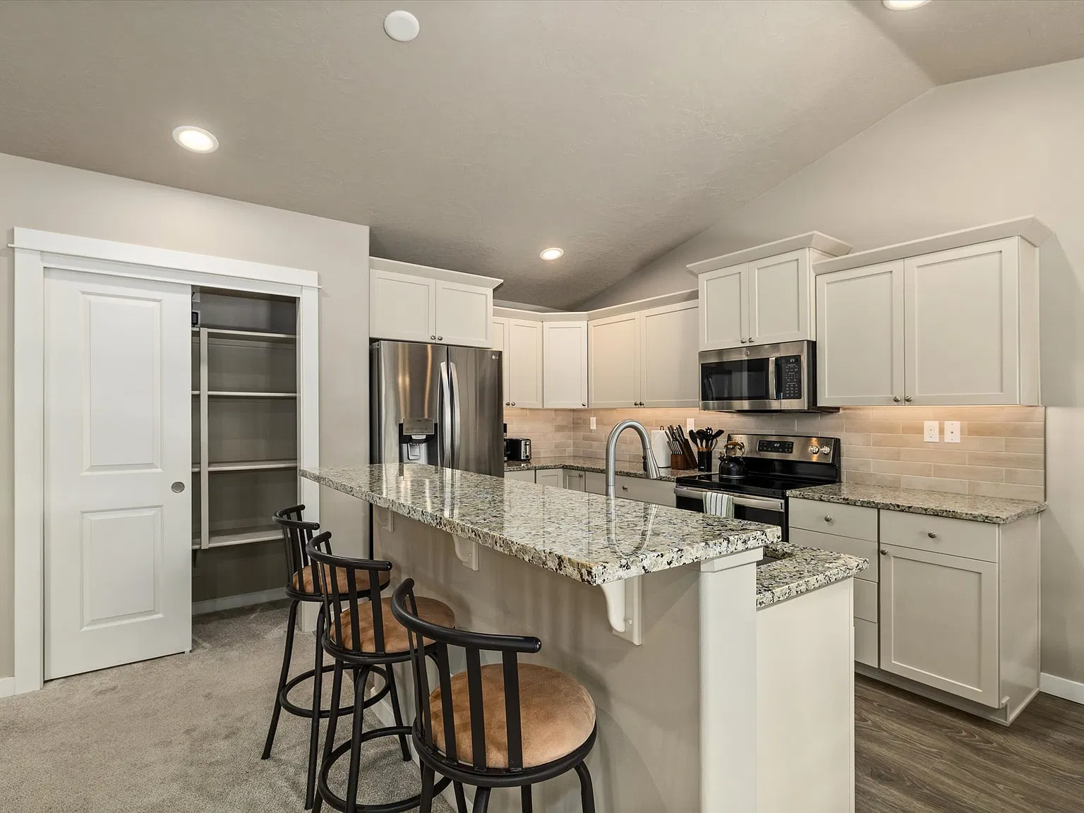 3 bed, 1408 sqft, $3,500 — Photo 3