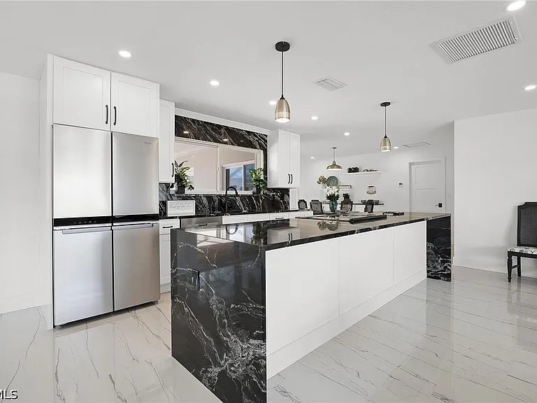 4930 Edith Esplanade Cpe — Photo 4
