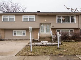 8749 Oakwood Dr, Hickory Hills, IL