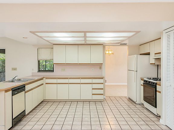5th image of 2274 Woodlawn Cir