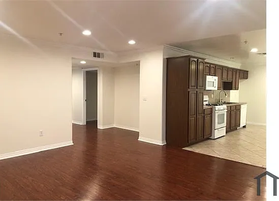 13525 Vanowen St #201 — Photo 6
