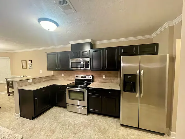 1007 Rosland Cir — Photo 3