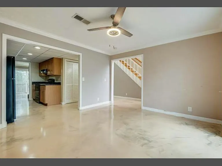 218 Raintree Dr — Photo 2