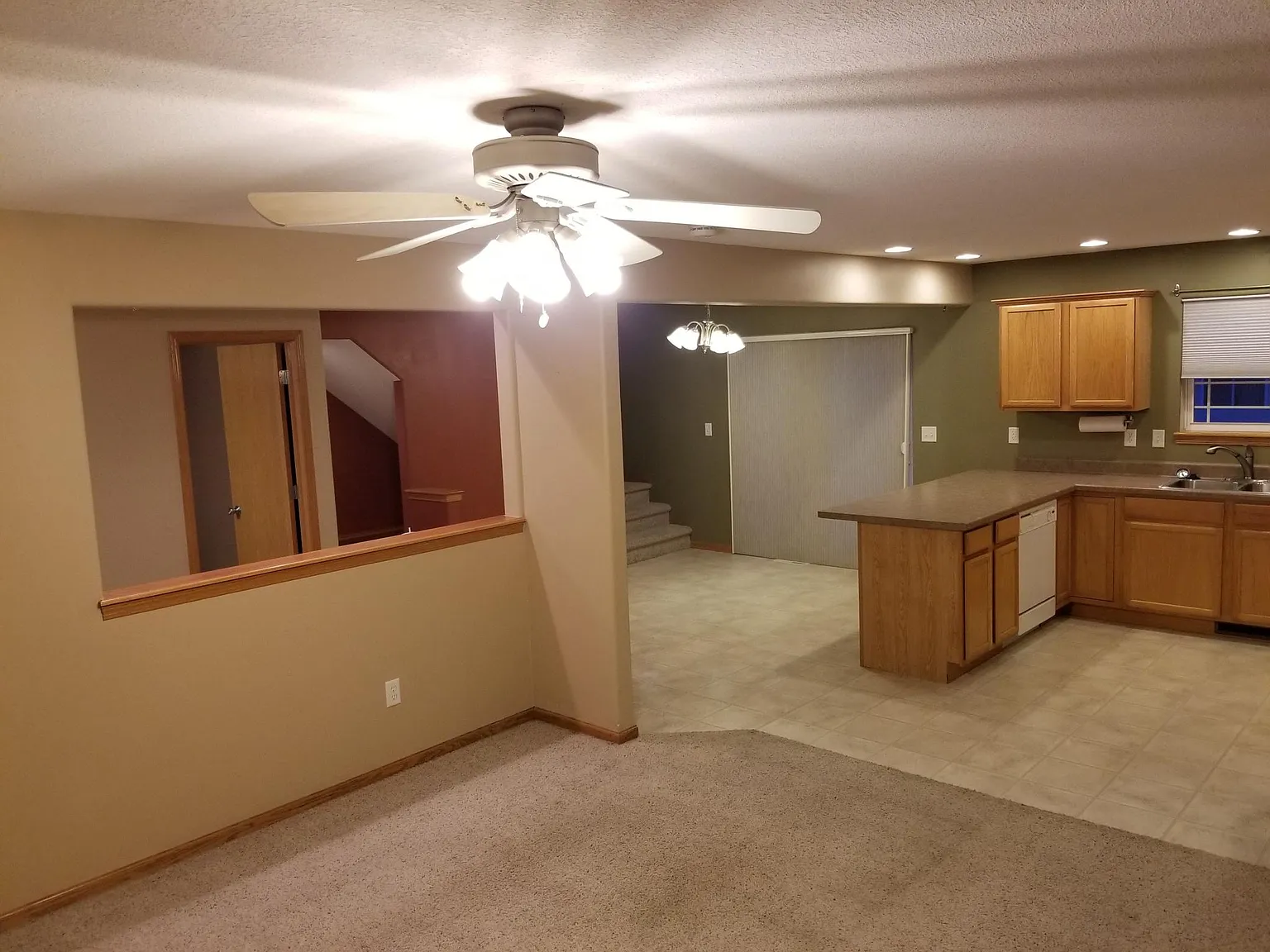 3 bed, 2.5 bath, 1388 sqft, $1,800 — Photo 3