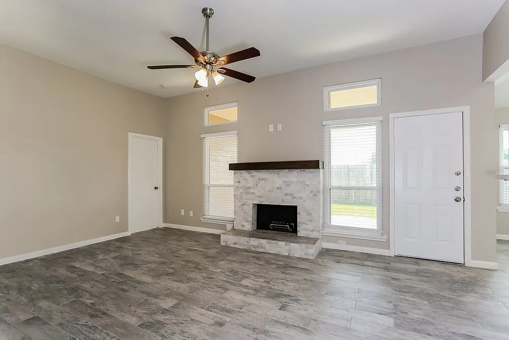 3 bed, 2.0 bath, 1211 sqft, $1,820 — Photo 4
