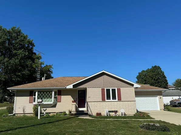 325 10th St, Aplington, IA 50604