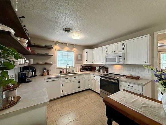 4th image of 3674 White Oak Road