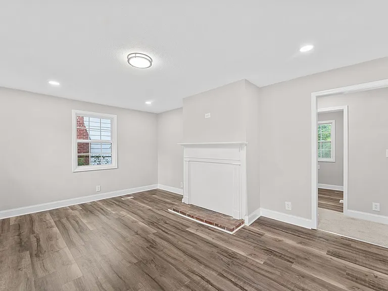 2124 Woodbine Ave — Photo 7