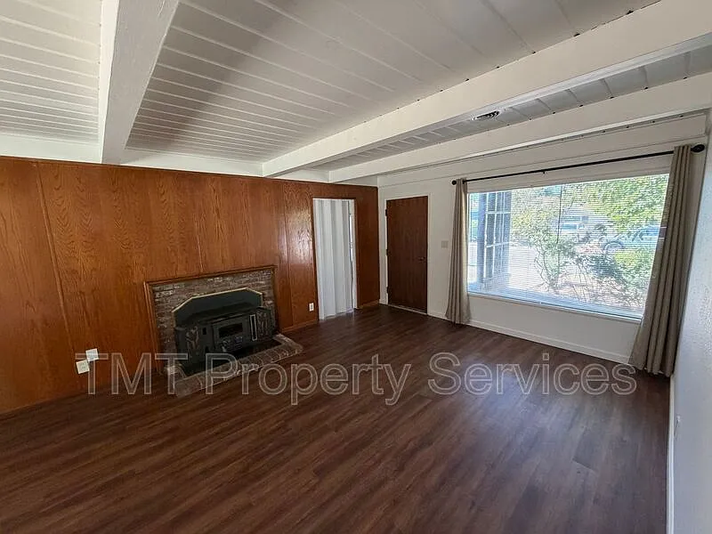 3 bed, 1.0 bath, 1196 sqft, $2,200 — Photo 2