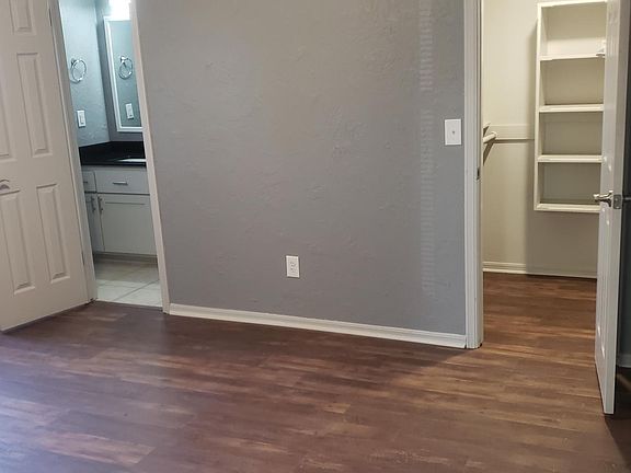 SPACIOUS MASTER BR WITH MASTER BATH AND WALKIN CLOSET!