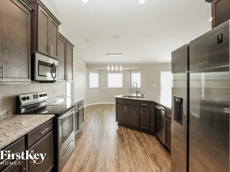444 Lanham Dr — Photo 3