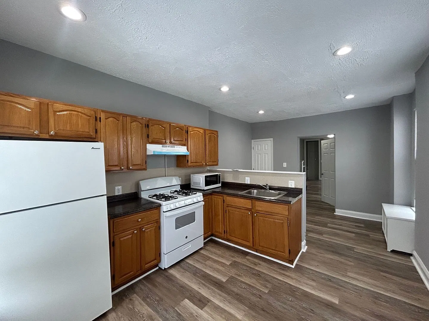 3 Bedrooms 1.5 Bathrooms Available Now — Photo 2