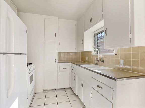 2nd image of 1316 N Hayworth Ave #10864311