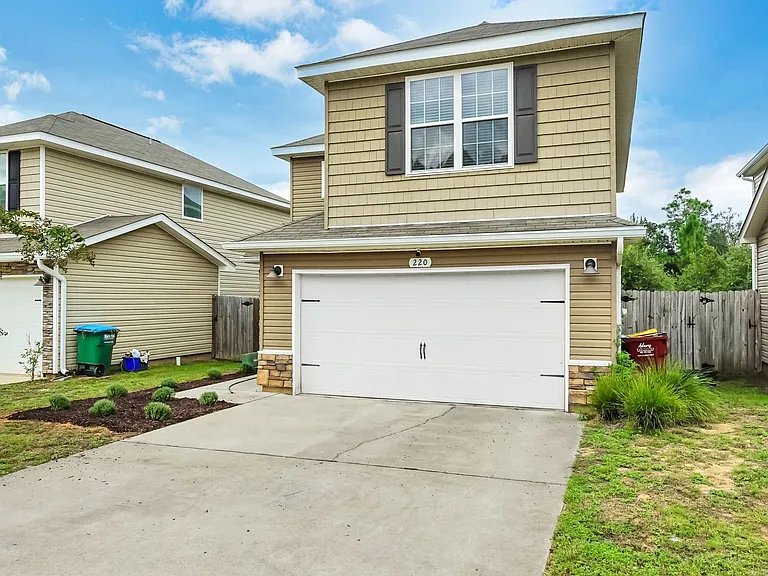 220 Wainwright Dr — Photo 4