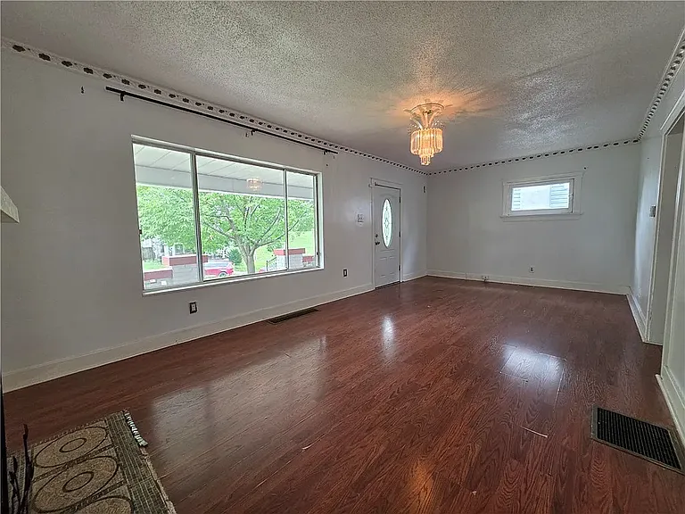 1150 Beaumont Ave — Photo 5