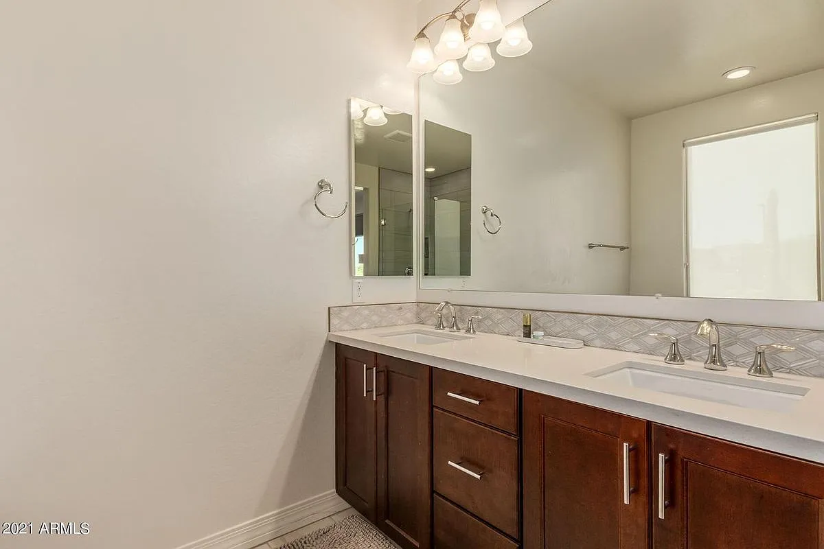 3 bed, 2.5 bath, 2353 sqft, $3,900 — Photo 3