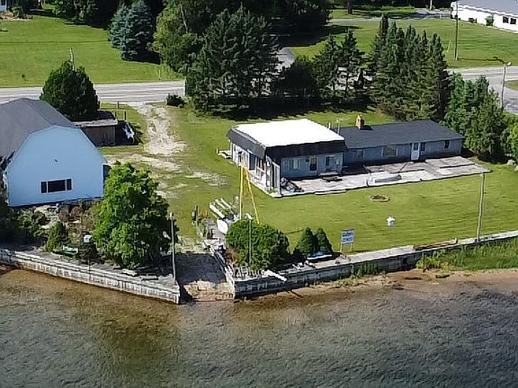 3rd image of 4472 Crescent Beach Rd