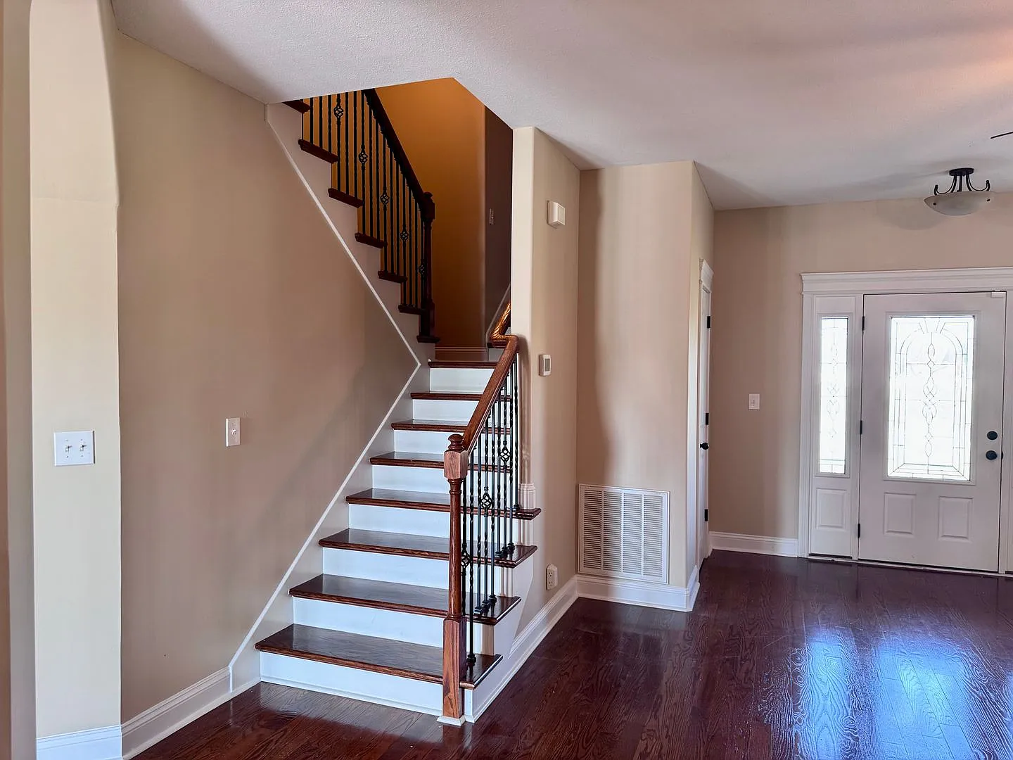 Beautiful Home Located in Farmington Subdivision. 3 Bedrooms, 3.5 baths, Bonus with Wet Bar! — Photo 2