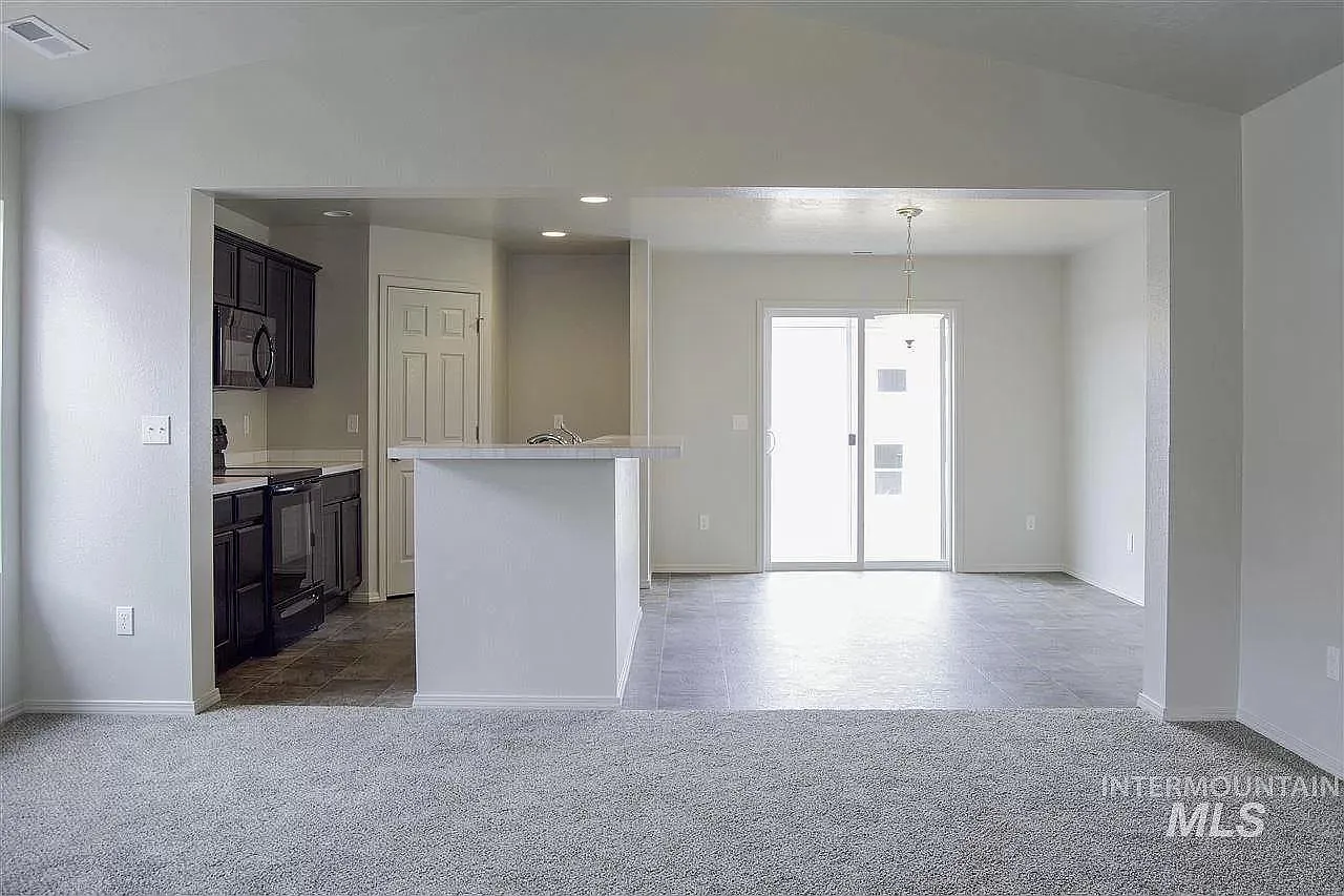 3 bed, 1502 sqft, $1,995 — Photo 3