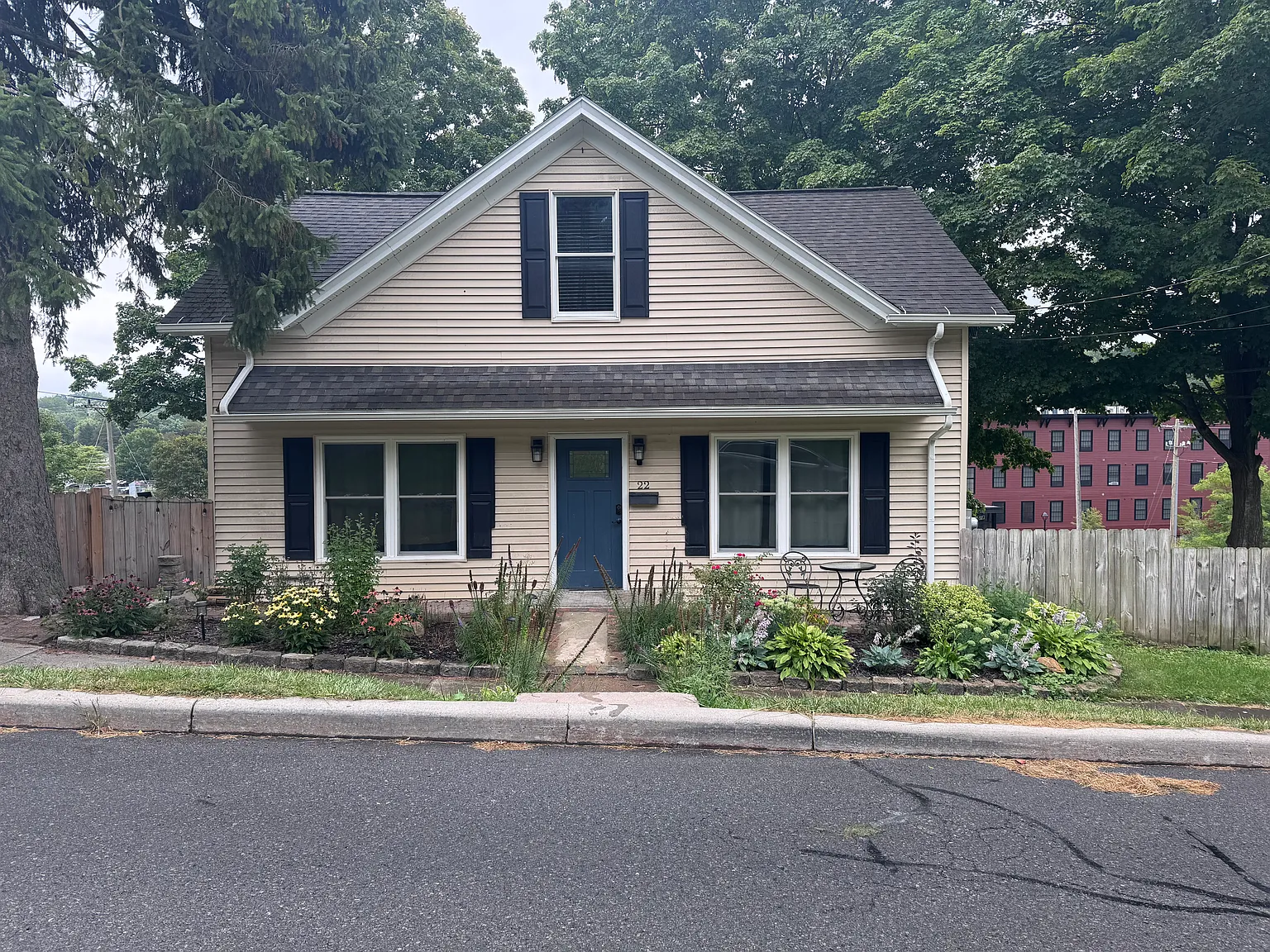 3 bed, 1596 sqft, $2,700 — Photo 2