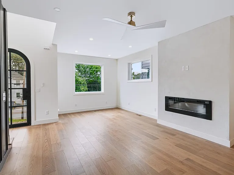 2113 Herman St — Photo 15