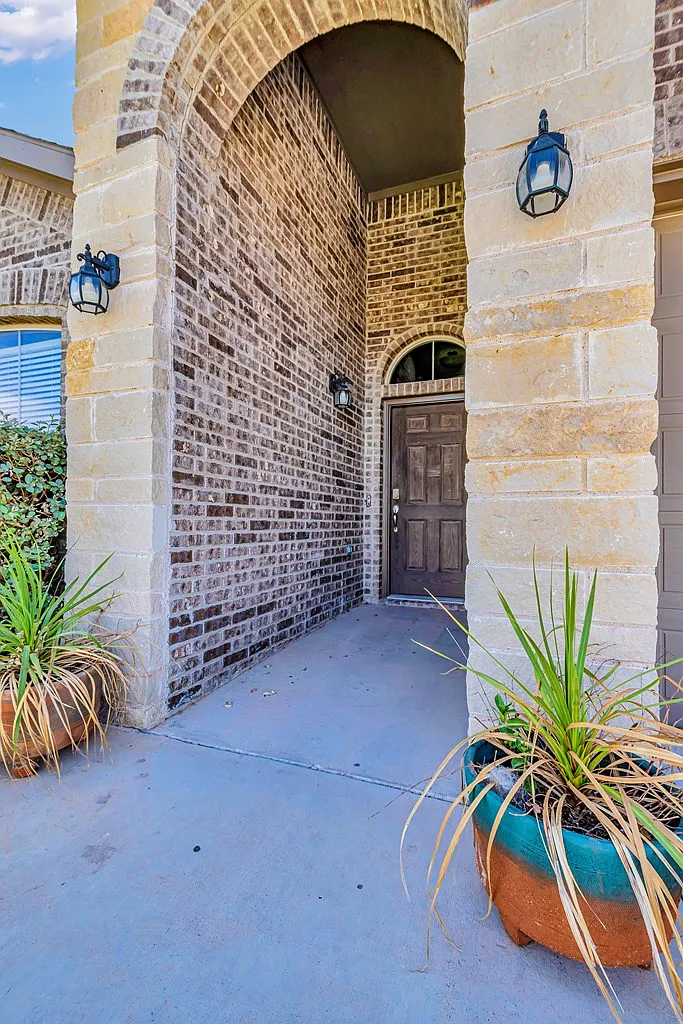 4 bed, 3.0 bath, 2050 sqft, $3,000 — Photo 3