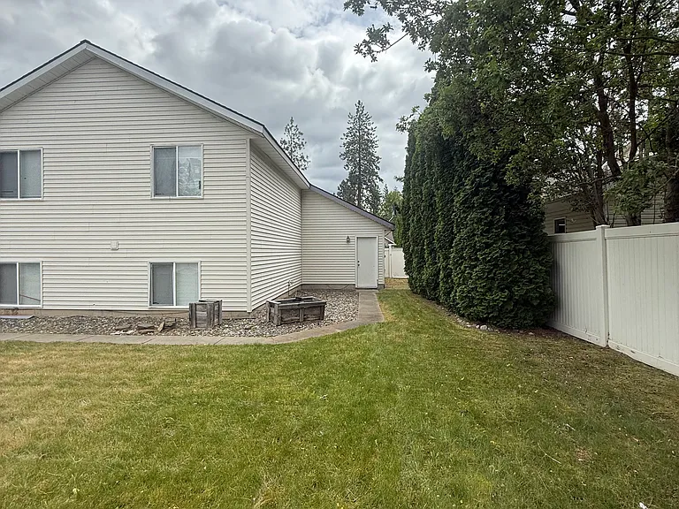 590 S Widgeon St — Photo 2