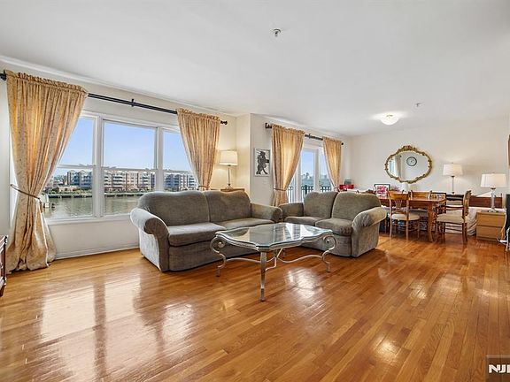 2nd image of 249 The Promenade