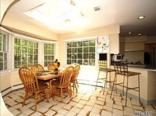 31 Threepence Dr, Melville, NY