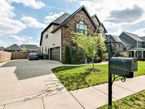 3rd image of 1208 Gardenia Ln