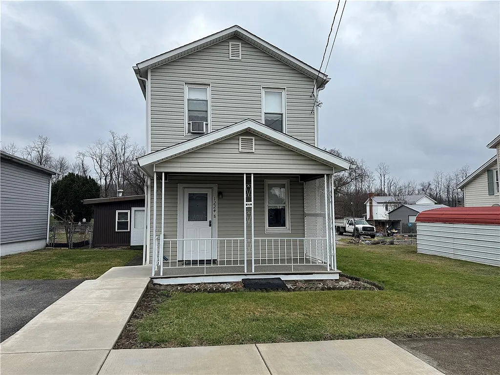 1224 W High St photo 1