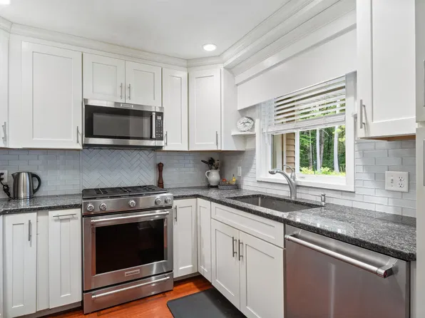 8 Swaan Drive, Lee, NH 03861