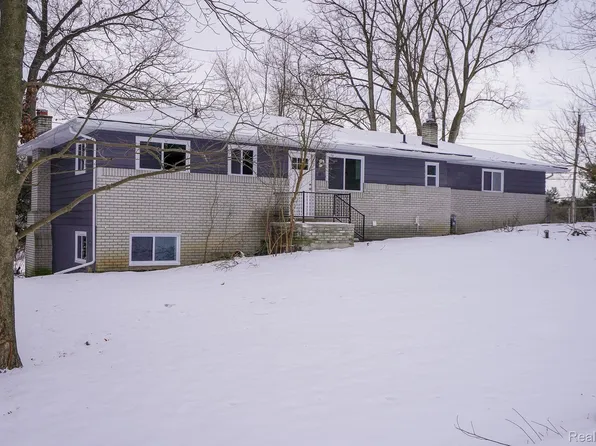 10373 Cooley Lake Rd, Commerce Township, MI 48382