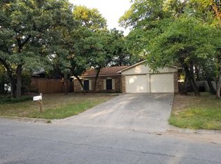 821 Timberoaks Dr, Azle, TX 76020