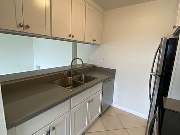 5th image of 3116 Lake Dr APT 1