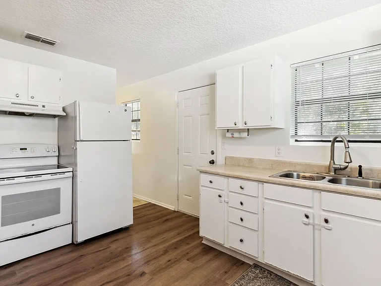 1424 Lewis St — Photo 17
