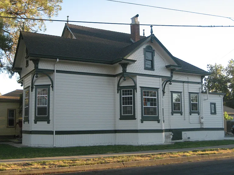 104 Walnut St — Photo 2
