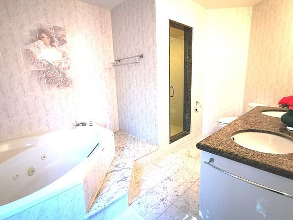 4th image of 8 Tivoli Ave