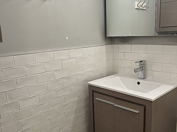 5th image of 1 Irving Pl APT G8l