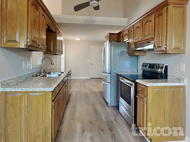 1800 University Dr — Photo 5