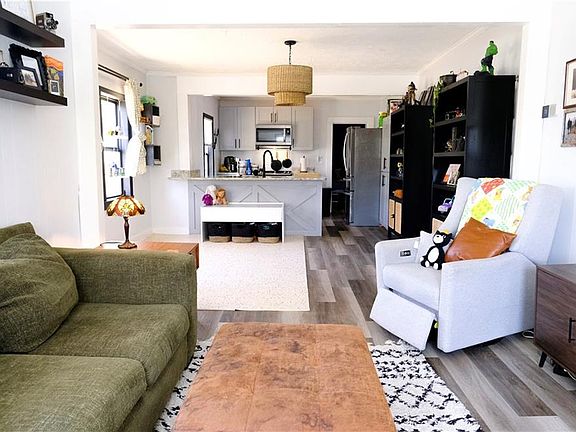 3rd image of 403 Superba Ave NE