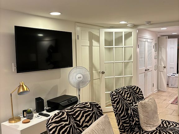 Flat-screen TV with cable and WiFi included