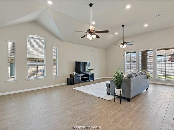 3rd image of 2708 Lakewell Ln