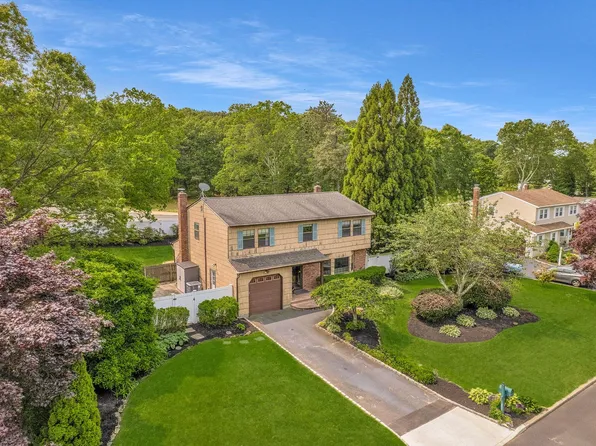 8 Astro Court, Holtsville, NY 11742